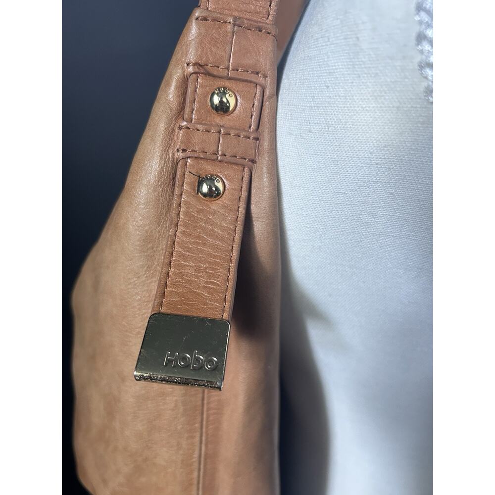 HOBO THE ORIGINAL BLACK & TAN LEATHER SHOULDER PURSE, BOTTOM STUDS, POCKETS - Picture 6 of 13